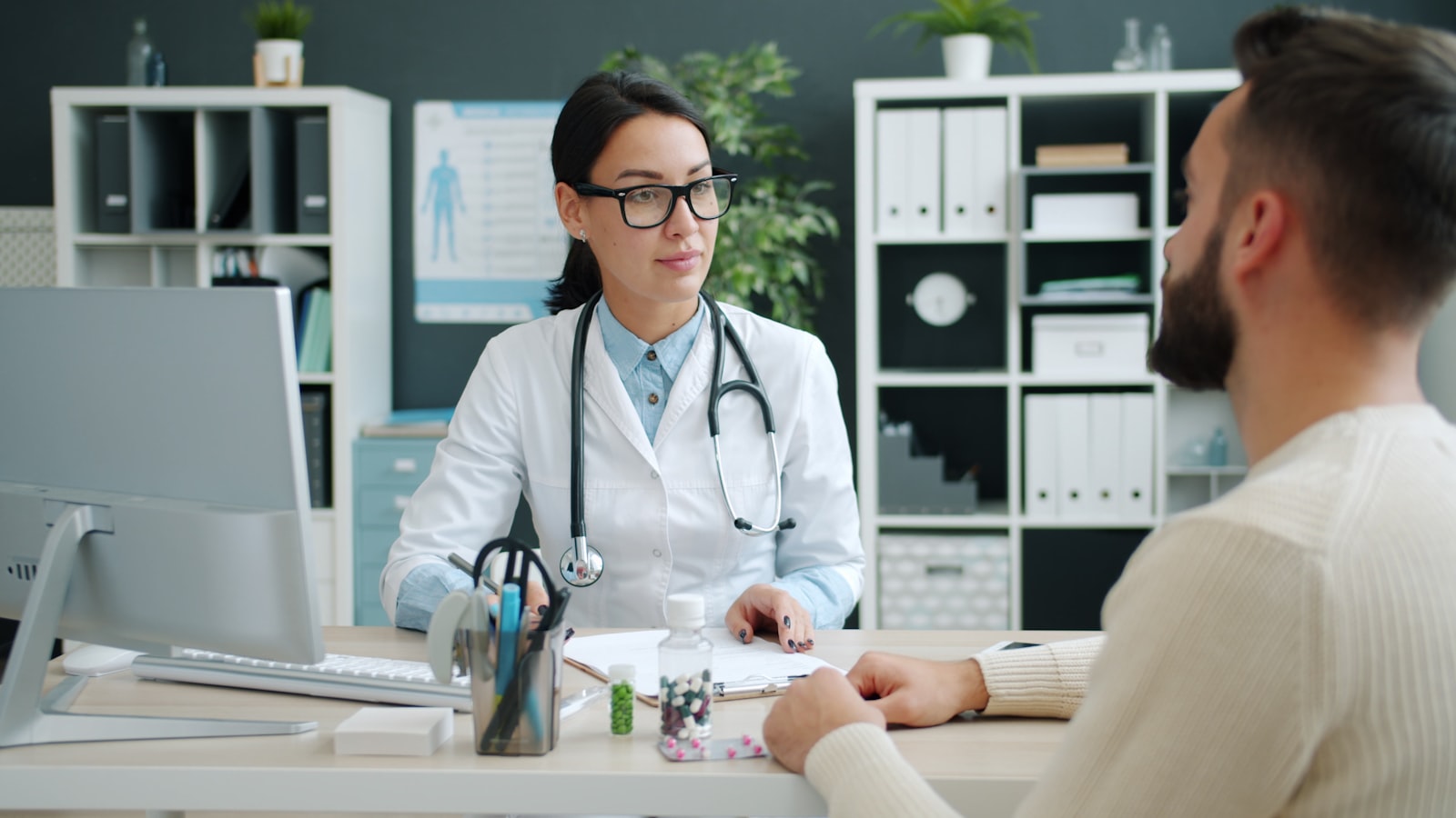 Doctora conversando con una paciente durante una consulta